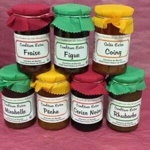 Assortiment de 7 pots de confiture extra Domaine de Baudry: Fraise, Figue, Coing, Mirabelle, Pêche, Cerise Noire, Rhubarbe. Couvercles colorés.