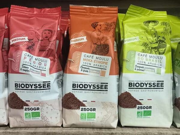 Trois paquets de café moulu BIODYSSÉE 100% Arabica (Pérou, Moka Éthiopie, Brésil) 250g, torréfaction moyenne, certifiés AB Bio.