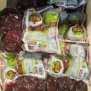 Nombreux paquets sous vide de betteraves rouges, dont certaines cuites. Étiquettes visibles avec « BTG », « 500g » et « BETTERAVES CUITES ROUGES ».