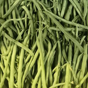 Un tas dense de haricots verts frais, de couleur vert vif et aux formes allongées, prêts à être cuisinés.