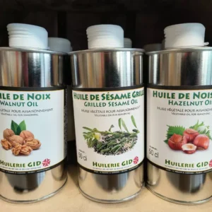 Trois bidons d'Huilerie GID d'huile végétale d'assaisonnement : noix, sésame grillé et noisette, 50 cl chacun.