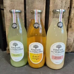 Trois bouteilles en verre Finesse des Vergers: Mojito vert, Jus Cocktail Exotique orange, Boisson Goyave & Litchi claire. Chaque 100 CL.