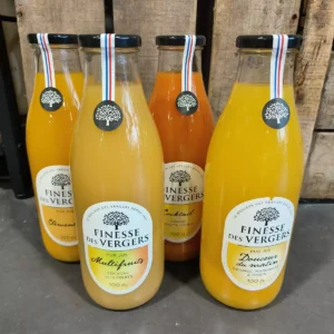 Quatre bouteilles de jus Finesse des Vergers (100cl) : Clémentine, Multifruits, Orange Carotte Citron et Douceur du Matin.