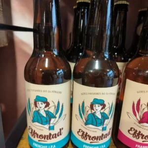 Bouteilles Effrontad' Frenchie I.P.A., bières paysannes bio du Périgord. Étiquette: femme résolue, casquette et blé.