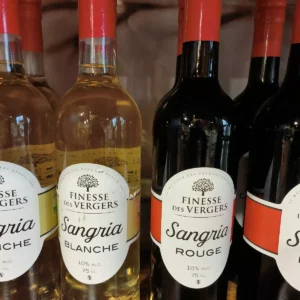 Deux bouteilles de Sangria Finesse des Vergers: Blanche et Rouge. Alcool 10%, 75 CL.
