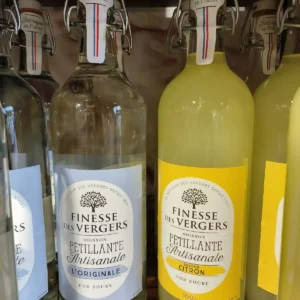 Bouteilles de boisson pétillante artisanale Finesse des Vergers, dont Saveur Citron et L'Originale. Fabriqué en France.