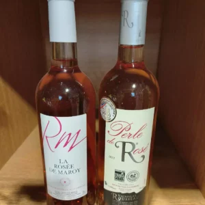 Deux bouteilles de vin rosé. L'une est 'La Rosée de Maroy' du Château Maroy, l'autre 'Perle de Rose 2022' de Vignobles Rousseau, avec médailles.