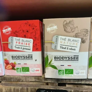 Deux boîtes de thé blanc Biodyssée Bio du Sri Lanka : Fraise et Nature. Sélection plantation, certifié AB, 20 sachets par boîte.