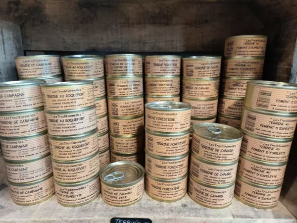 Collection de terrines artisanales 'Les Traditionnelles' en conserve: Campagne, Roquefort, Canard, Forestière, Piment d'Espelette, Viande Française.