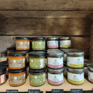 Verrines de produits du terroir français sur étagères bois : Tomates séchées, Trio poivrons, Pesto, Caviar aubergine, Tapenades.