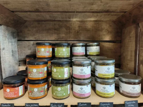 Verrines de produits du terroir français sur étagères bois : Tomates séchées, Trio poivrons, Pesto, Caviar aubergine, Tapenades.