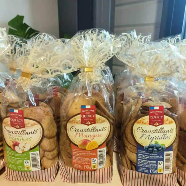 Sacs de biscuits croustillants Biscuiterie du Quercy aux pommes, mangue et myrtilles (175g), sans colorant ni conservateur, sur étagère.