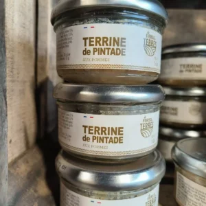 Bocaux empilés de terrine de pintade aux pommes "Fiers des Terres". Chaque bocal de 140g porte l'inscription et un drapeau français.
