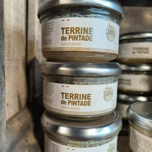 Bocaux empilés de terrine de pintade aux pommes "Fiers des Terres". Chaque bocal de 140g porte l'inscription et un drapeau français.