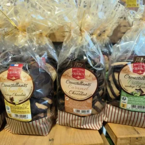 Sachets de biscuits Croustillants Biscuiterie du Quercy, 150g. Saveurs Vanille, Caramel, Pistache enrobage Chocolat sur bois.