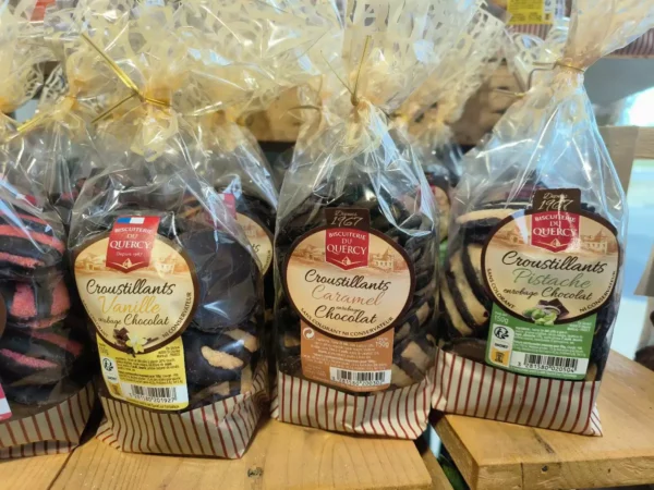 Sachets de biscuits Croustillants Biscuiterie du Quercy, 150g. Saveurs Vanille, Caramel, Pistache enrobage Chocolat sur bois.