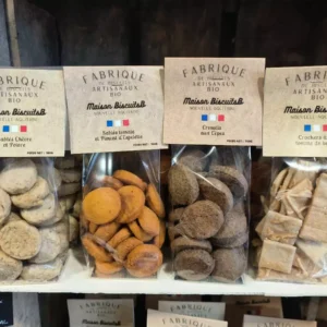 Quatre paquets de biscuits artisanaux bio Maison BiscuitsB Nouvelle-Aquitaine: Sablés Chèvre et Poivre, Sablés tomate et Piment d'Espelette, Croustis aux Cèpes, Crackers tomme de brebis.