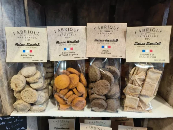 Quatre paquets de biscuits artisanaux bio Maison BiscuitsB Nouvelle-Aquitaine: Sablés Chèvre et Poivre, Sablés tomate et Piment d'Espelette, Croustis aux Cèpes, Crackers tomme de brebis.