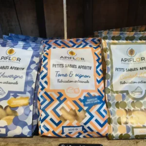 Trois paquets APIFLOR de Petits Sablés Apéritif: Bleu d'Auvergne, Tome & oignon, Cantal AOP. 100g, fabrication artisanale, fabriqués dans le Cantal.
