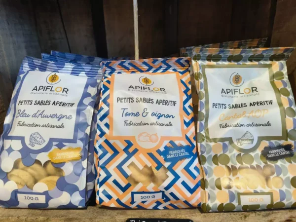 Trois paquets APIFLOR de Petits Sablés Apéritif: Bleu d'Auvergne, Tome & oignon, Cantal AOP. 100g, fabrication artisanale, fabriqués dans le Cantal.