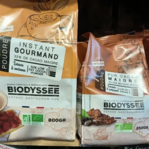 Deux sachets Biodysee de poudre de cacao bio. L'un est un instant gourmand 32% faible en gras (800g), l'autre un pur cacao maigre intense (250g).