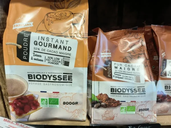 Deux sachets Biodysee de poudre de cacao bio. L'un est un instant gourmand 32% faible en gras (800g), l'autre un pur cacao maigre intense (250g).