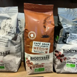 Trois sacs de café en grains Biodyssee, 100% Arabica, 250g, torréfaction artisanale: doux, medium et puissant.