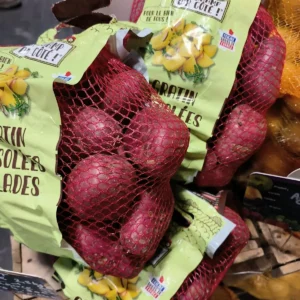 Sacs de pommes de terre rouges "Champ d'Or Côté", en filet, pour gratin et salades. Origine France.