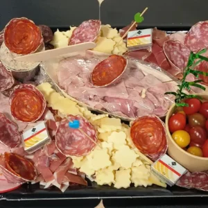 Plateau de charcuterie variée: salamis, chorizo, jambon, fromages décoratifs, tomates cerises et beurre 10g.