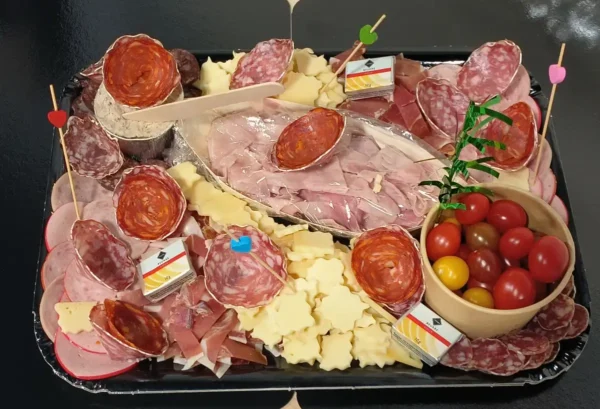 Plateau de charcuterie variée: salamis, chorizo, jambon, fromages décoratifs, tomates cerises et beurre 10g.