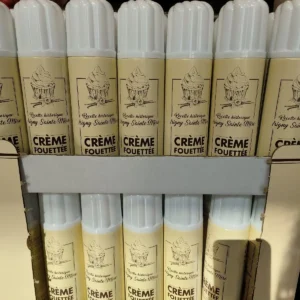 Bombes de crème fouettée Isigny Sainte Mère, étiquettes beige clair avec dessin de cupcake vanille et texte « Recette historique ».