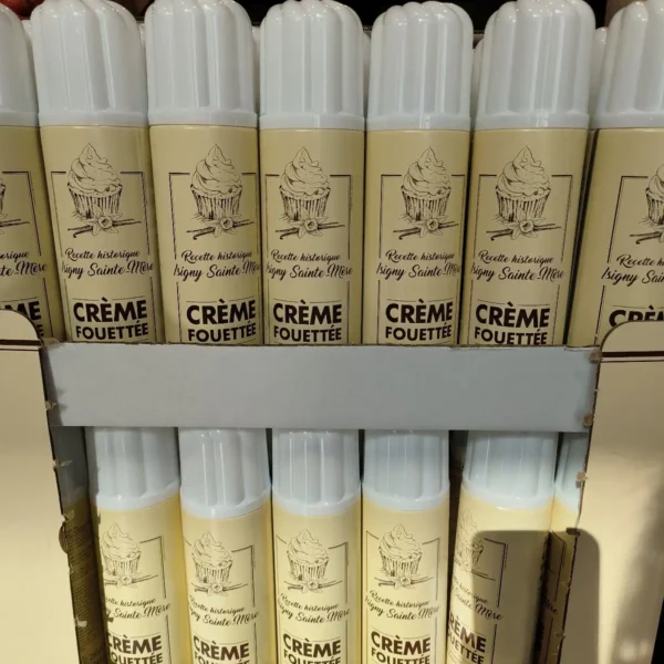 Bombes de crème fouettée Isigny Sainte Mère, étiquettes beige clair avec dessin de cupcake vanille et texte « Recette historique ».