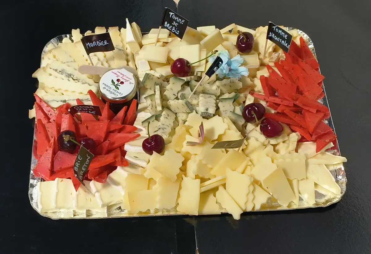 Grand plateau de fromages variés: Morgier, Tomme de Brebis, Gouda Pesto Rouge, Brie Breton. Cerises et confiture de cerises noires.