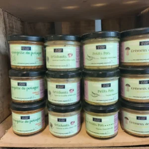 Range de verrines Les Apéros du Bassin sur étagère en bois: courgette chèvre miel, artichauts truffe, petits pois guacamole, crémeux cèpes parmesan.