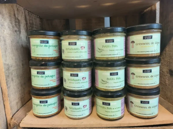 Range de verrines Les Apéros du Bassin sur étagère en bois: courgette chèvre miel, artichauts truffe, petits pois guacamole, crémeux cèpes parmesan.