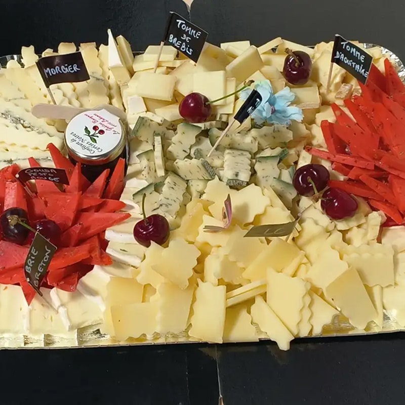Grand plateau de fromages variés: Morbier, Tomme de Brebis, Tomme d'Auchire, Brie Breton et Cousin Rouge, coupés en dés, avec cerises et confiture de cerises noires.