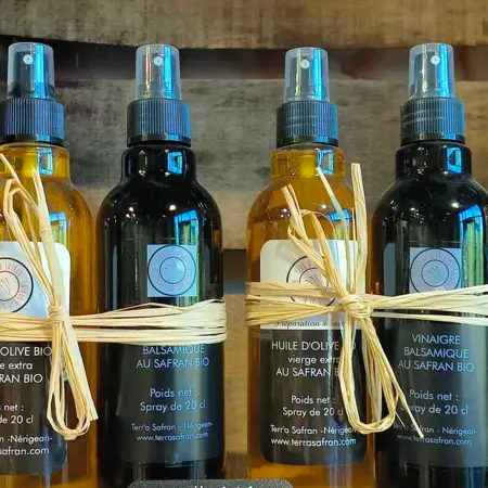 Quatre bouteilles spray Terr'a Safran d'huile d'olive et vinaigre balsamique au safran bio (20 cl) liées par raffia.